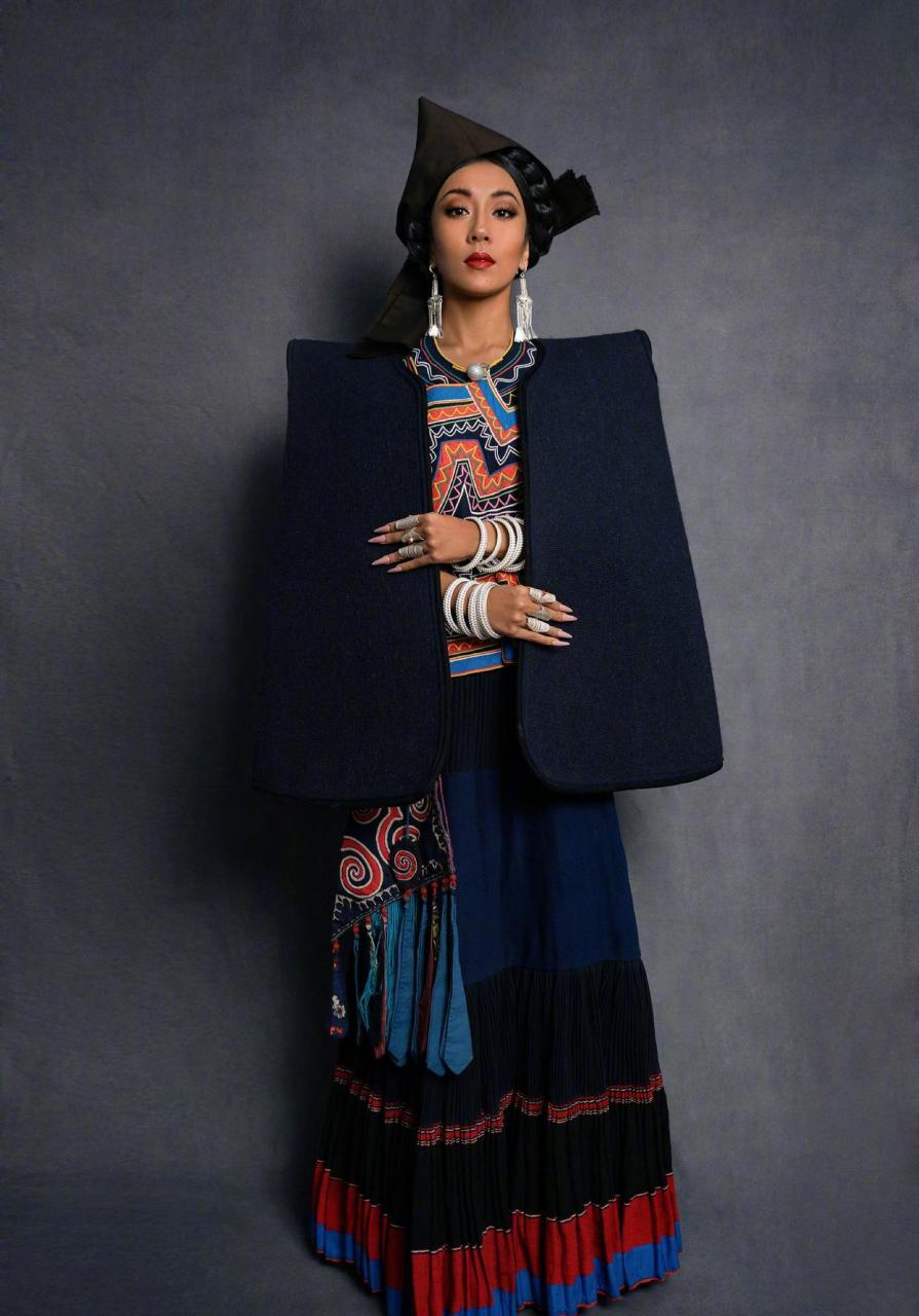 吉克隽逸穿家乡彝族的阿都服饰真的绝了啊[比心] 吉克隽逸回到家乡