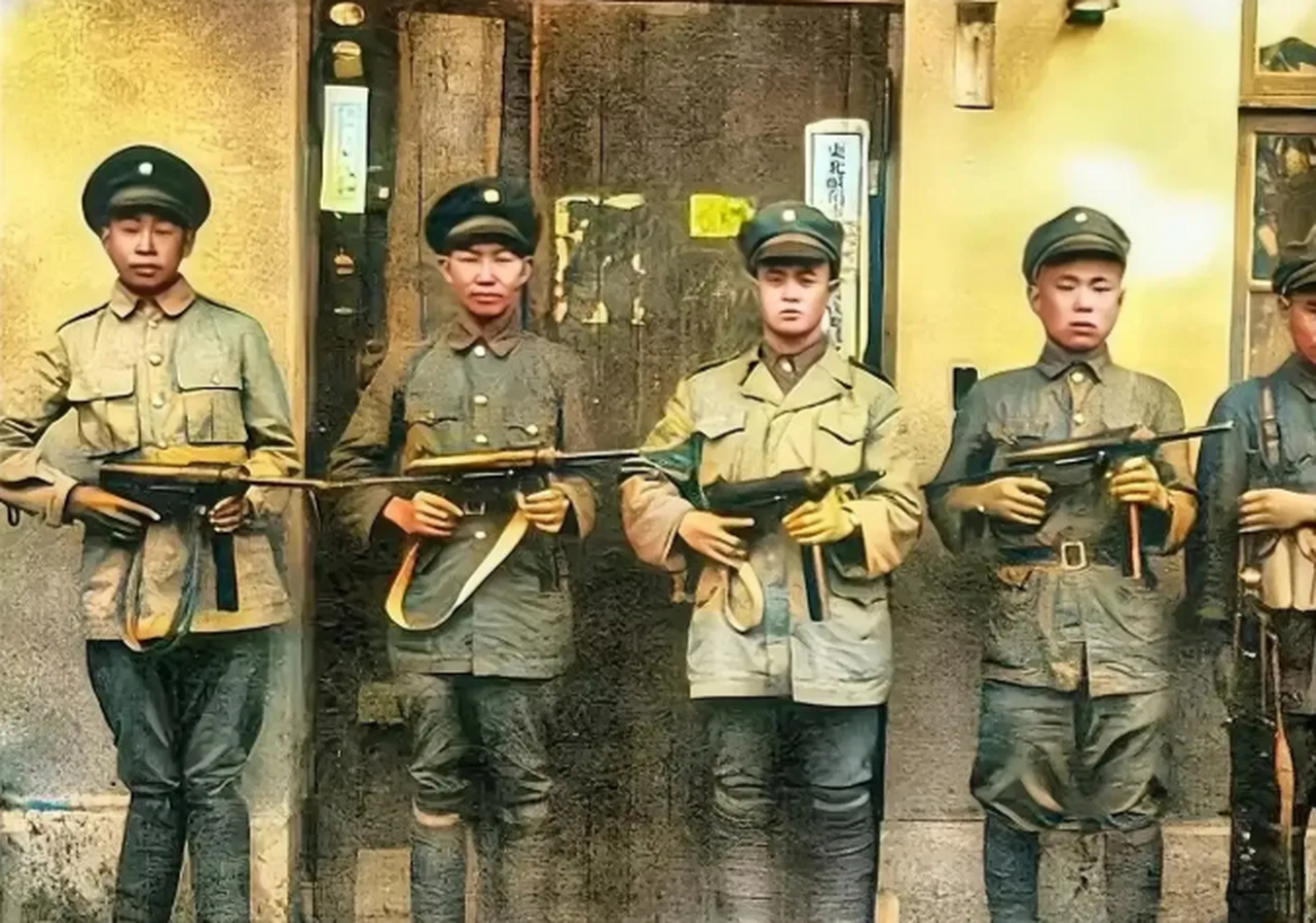 几名国军战士的合影照,画面中的他们依靠墙面,并排而站,一身美式装备