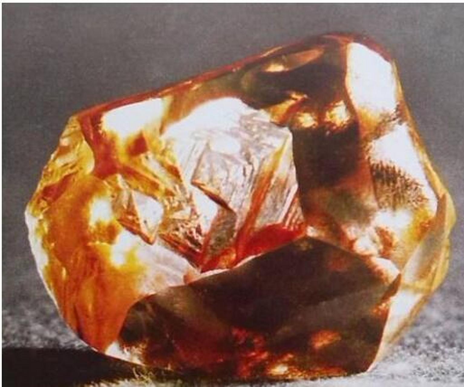 中国现存的最大的钻石是常林钻石,重量达到158.768克拉,长17