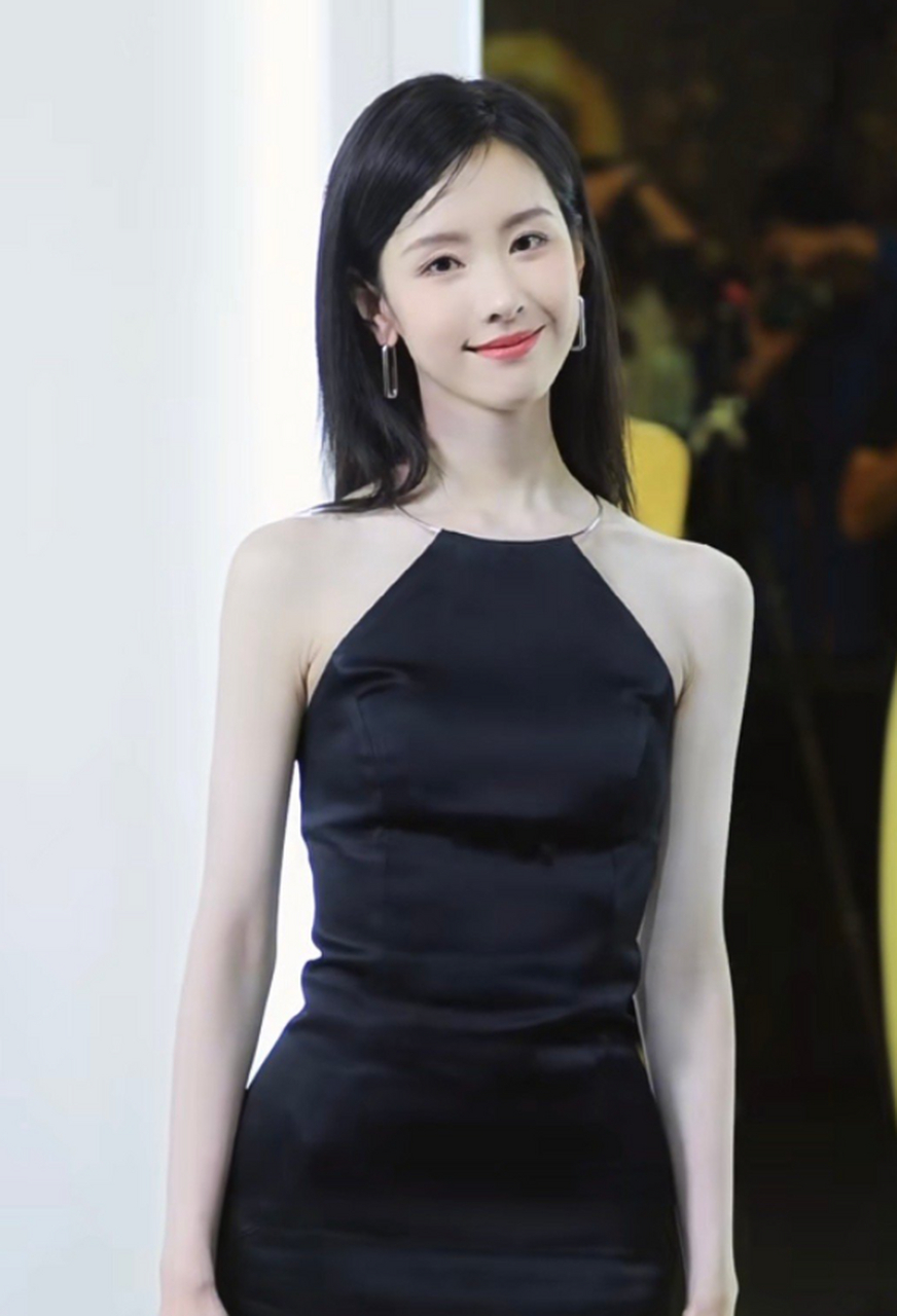 陈都灵活动生图,瘦骨如柴,女明星为了保持身材真是拼了