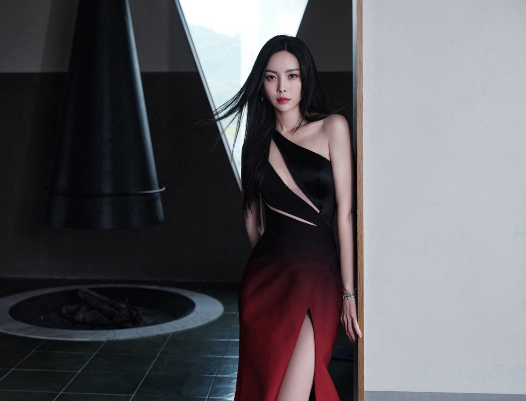 于文文半真空高开叉长裙# 不懂的永别了,一袭镂空暗夜红渐变礼服裙