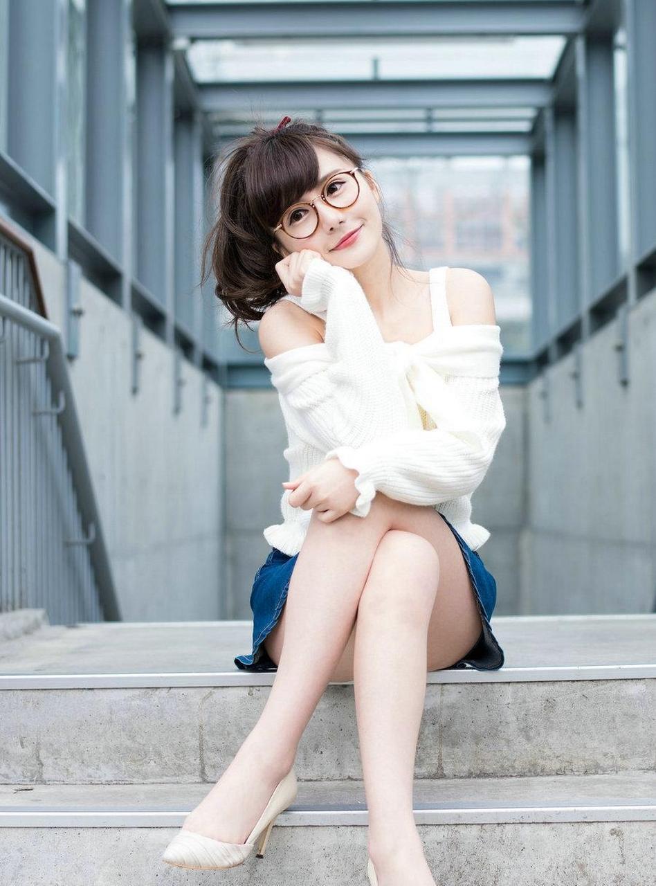 户外人像摄影美图,带着圆框眼睛的青春靓丽女孩.