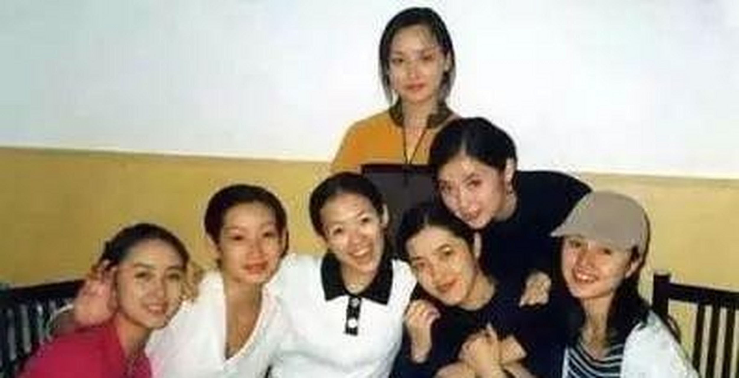 1994年的梅婷19岁,出演了电视剧《血色童心》的女主角,该剧获得了优秀