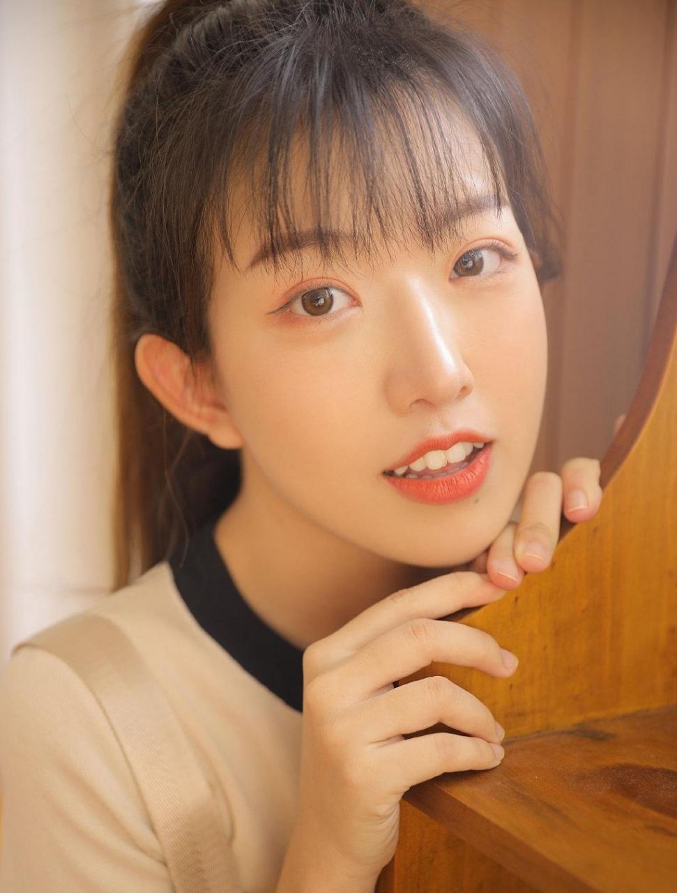 甜美可爱的校花女大学生