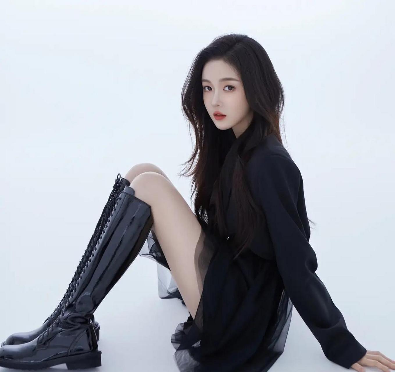 青春女星曹婉瑾穿黑短裙,秀修长美腿,太美了   #娱乐最前沿