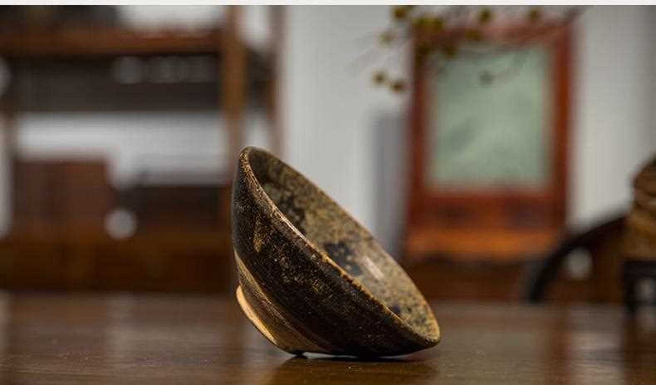 清 束口斗笠盏 尺寸:2×2×5 价格:0 此盏束口,斜直壁,因形似斗笠,故