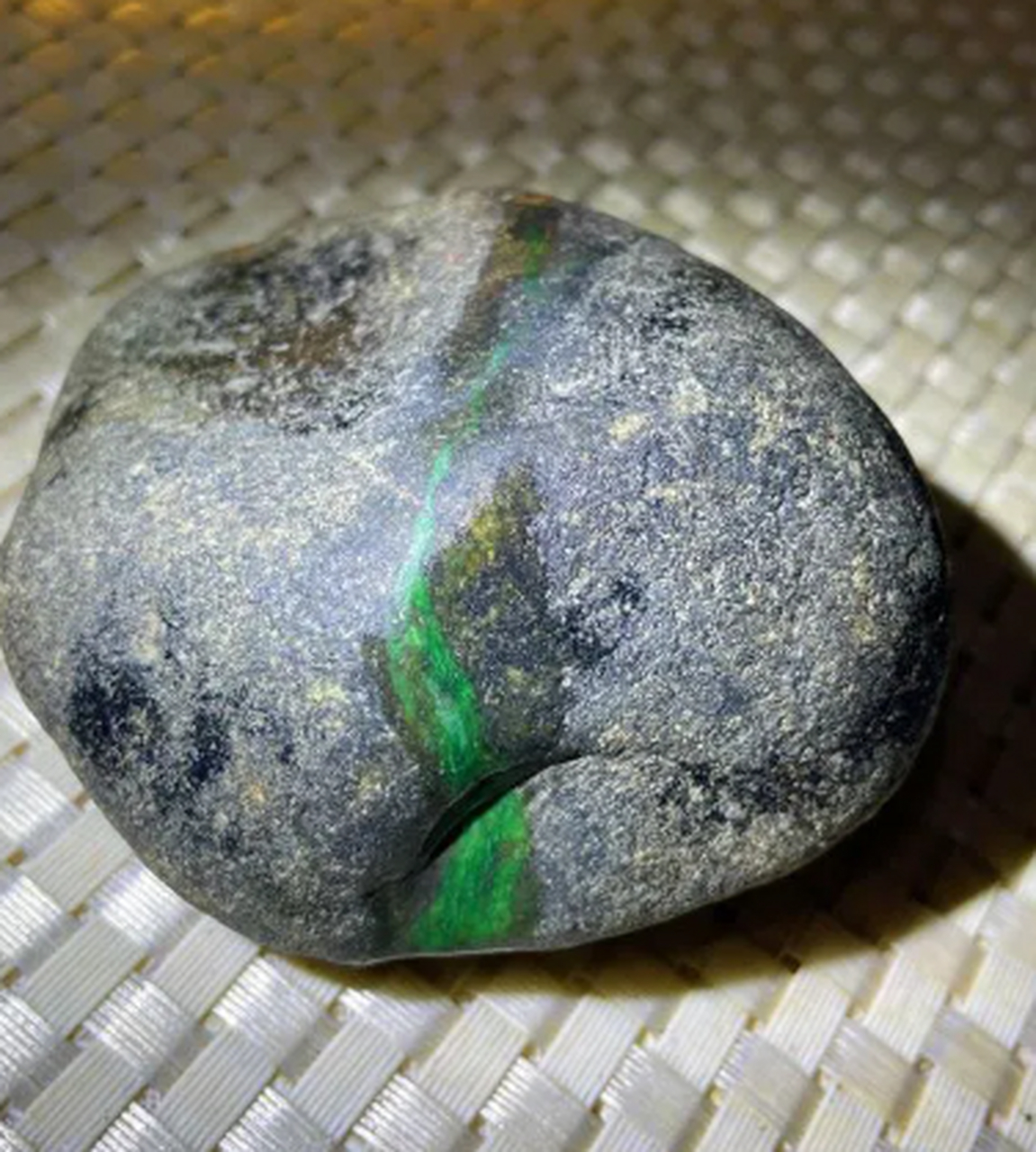 点击头像看直播##翡翠原石# 莫湾基冰阳绿色辣,420克,色阳色够辣,一