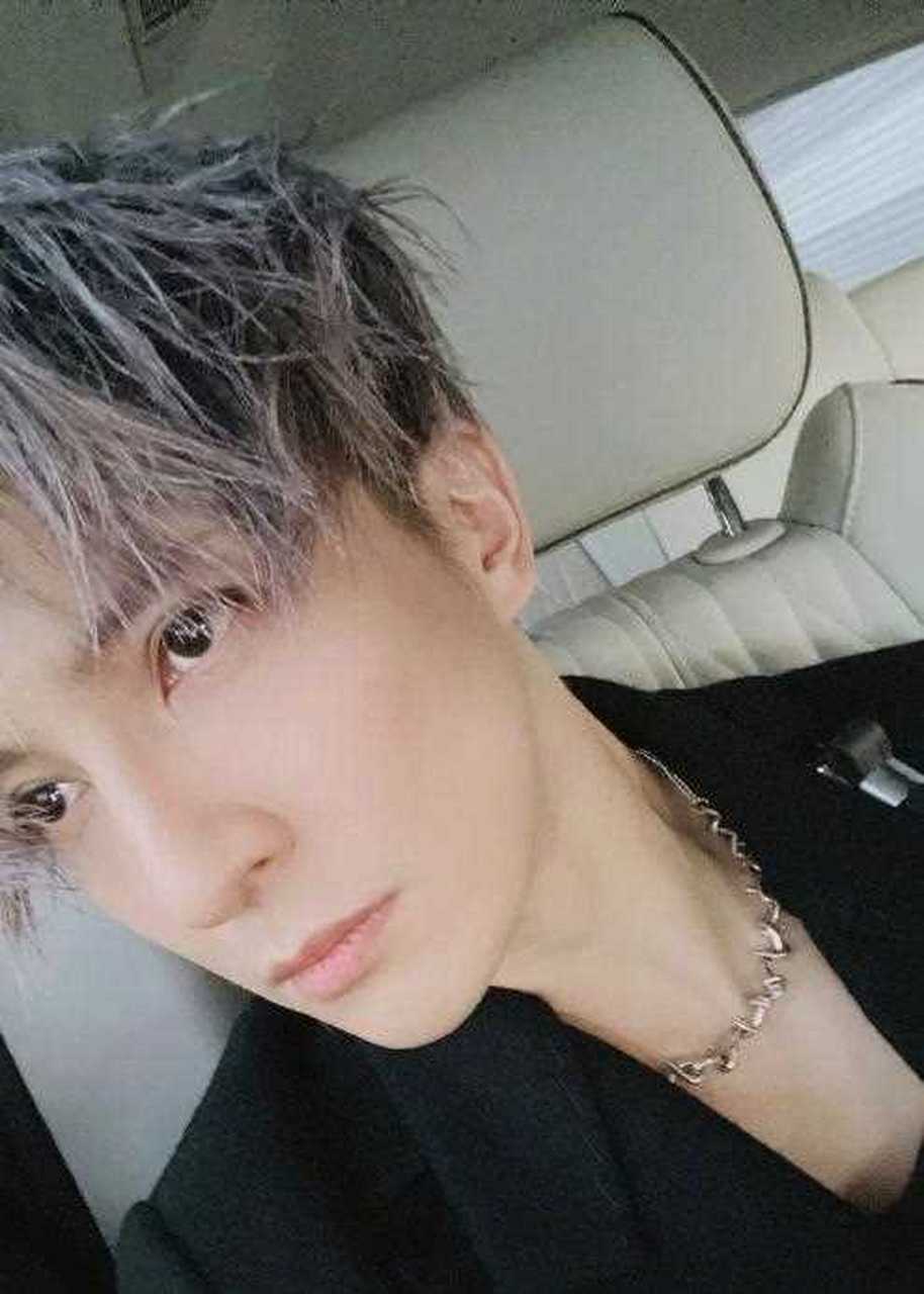 看他晒出的近照,脸怎么那么小啊,和以前的薛之谦简直就是判若两人啊.