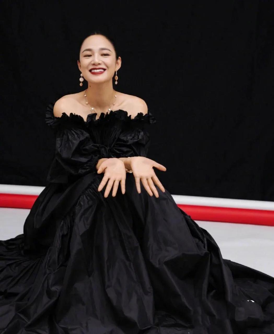 43岁的周韵登上时尚芭莎十1月份封面刊,呈现出了熟龄女性的松弛,自信