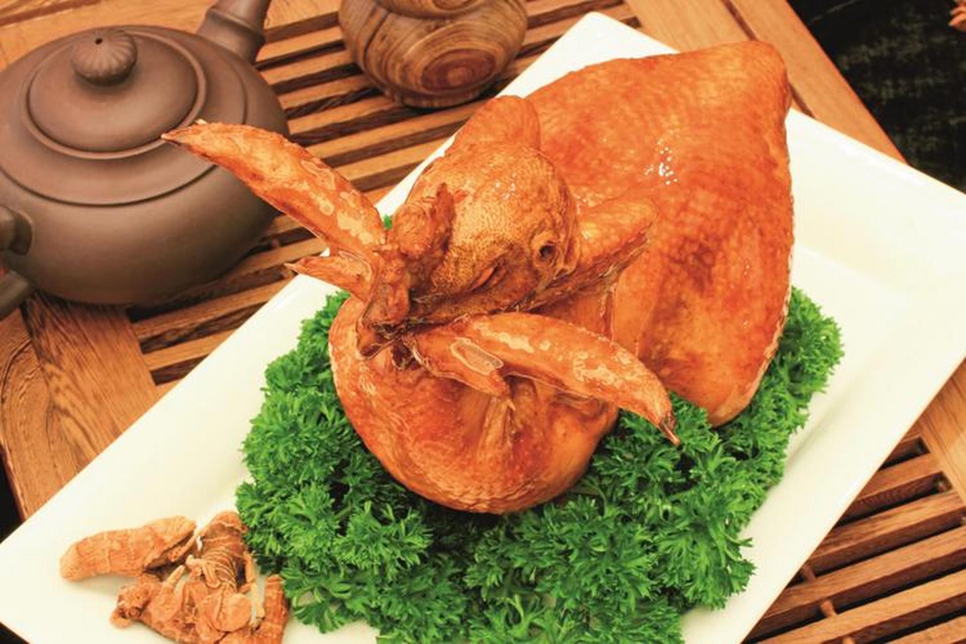 99德州扒鸡,又称德州烤鸡,是一道源自中国山东省德州市的传统菜肴