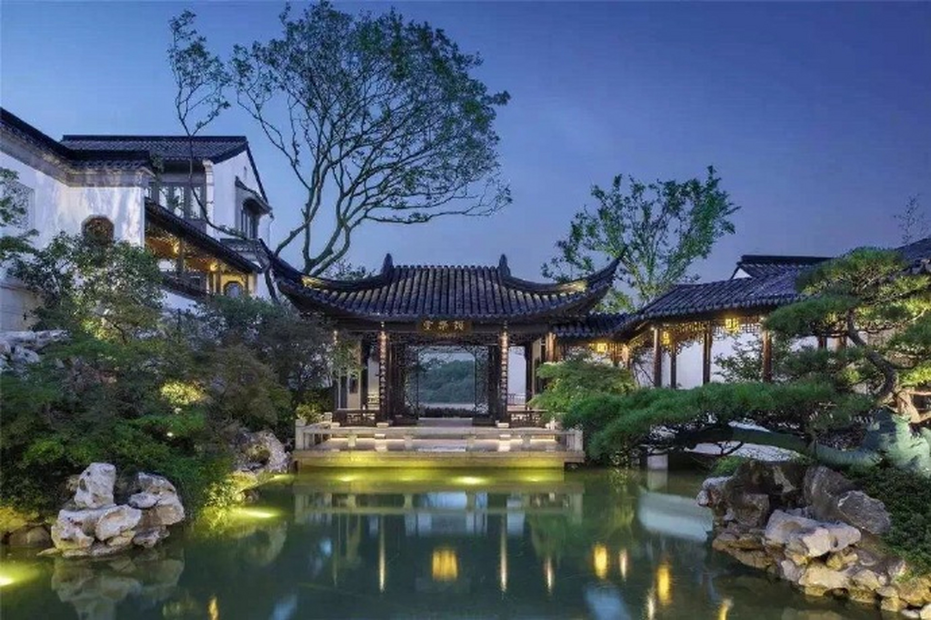 融创苏州桃花源位于苏州城市中心金鸡湖,独墅湖"双湖"岛屿之上,是一座