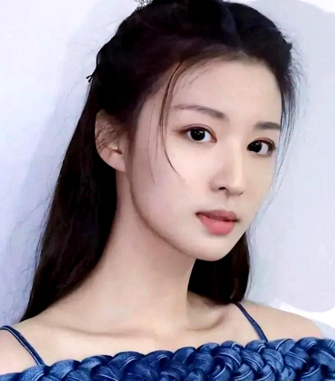 王楚然长相气质俱佳,清纯可人.