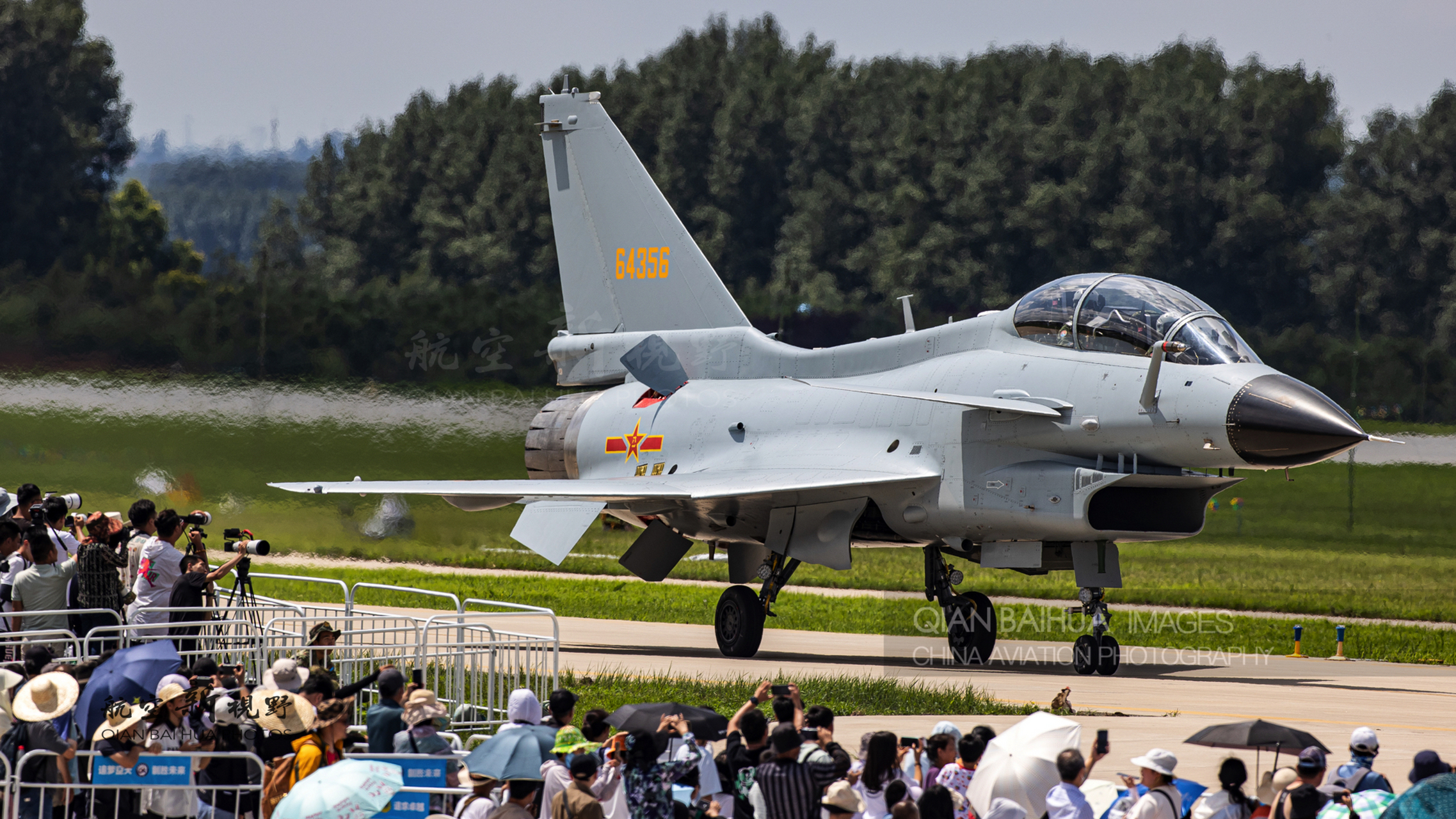 我国空军装备的歼-10s战斗机是一款具有高度战斗性能和教练机功能的多