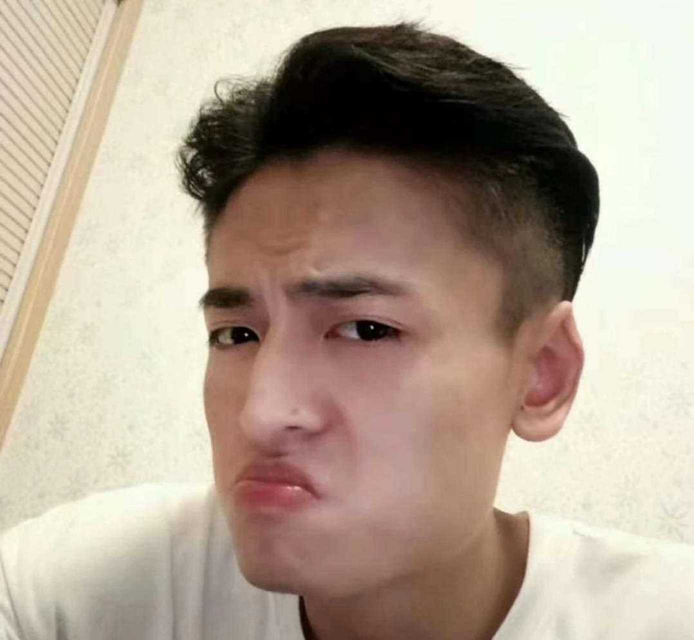 姓名(昵称)吴俊飞[药丸] 年龄23 身高(cm)174 体重(kg)5 学历本科