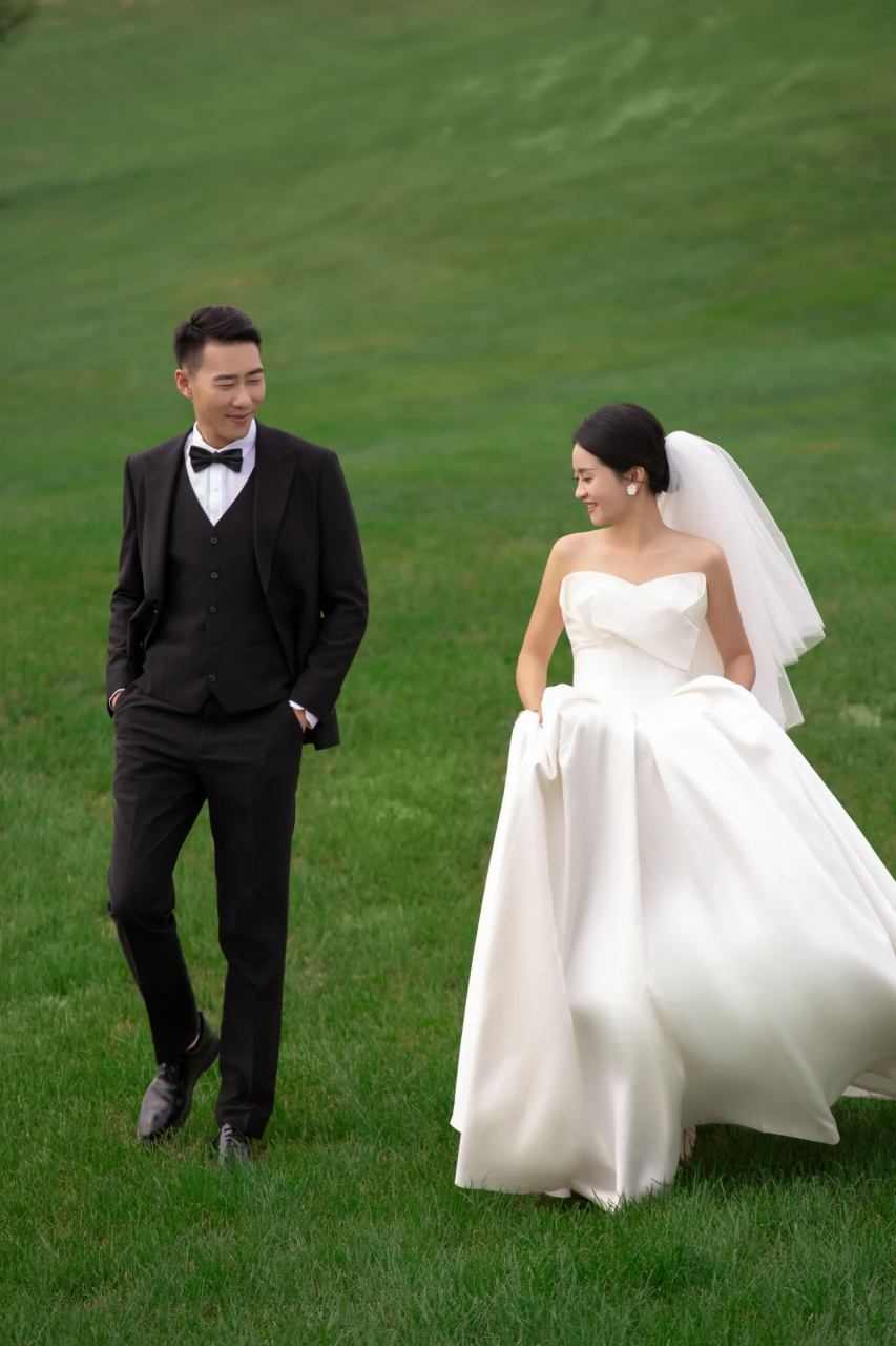 大自然是最温柔的滤镜,充满绿意的草坪成为了最美的取景板.