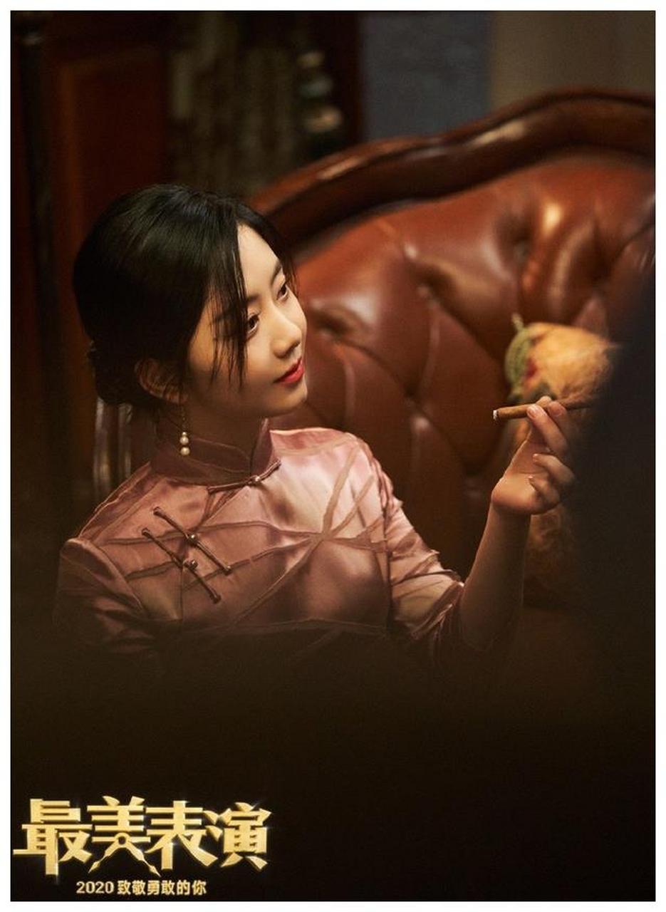 谭松韵旗袍造型首秀,身材原来这么好,不扮嫩气质更高级