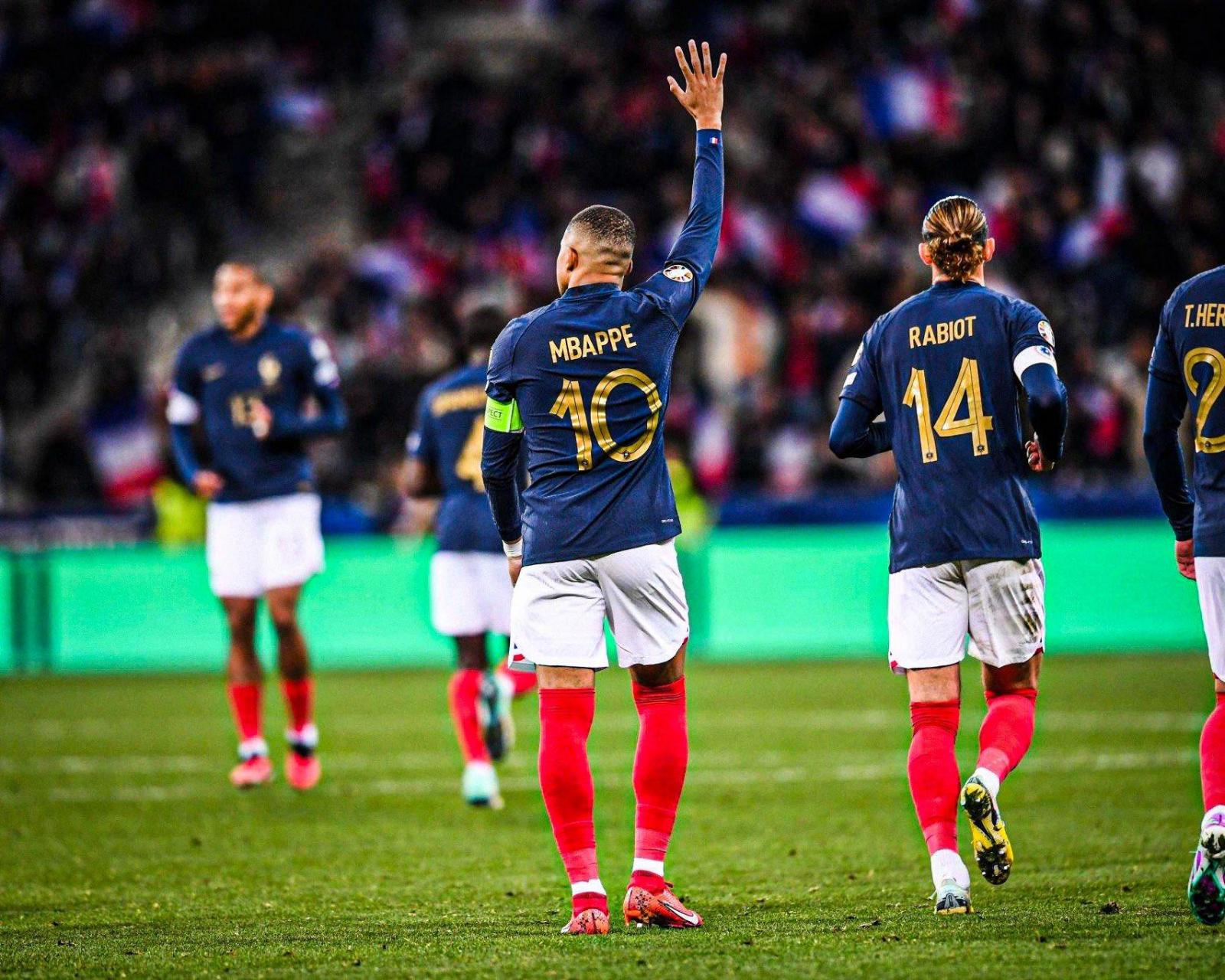 在凌晨的欧洲杯预选赛上,法国队前锋姆巴佩3射2传上演帽子戏法带领