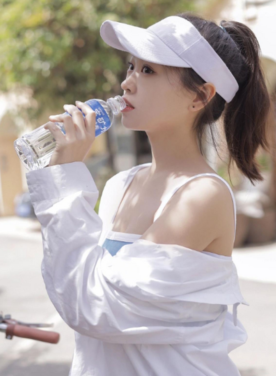 活力运动系少女写真～ 7815蓝色运动系吊带和白色衬衫搭配在一起