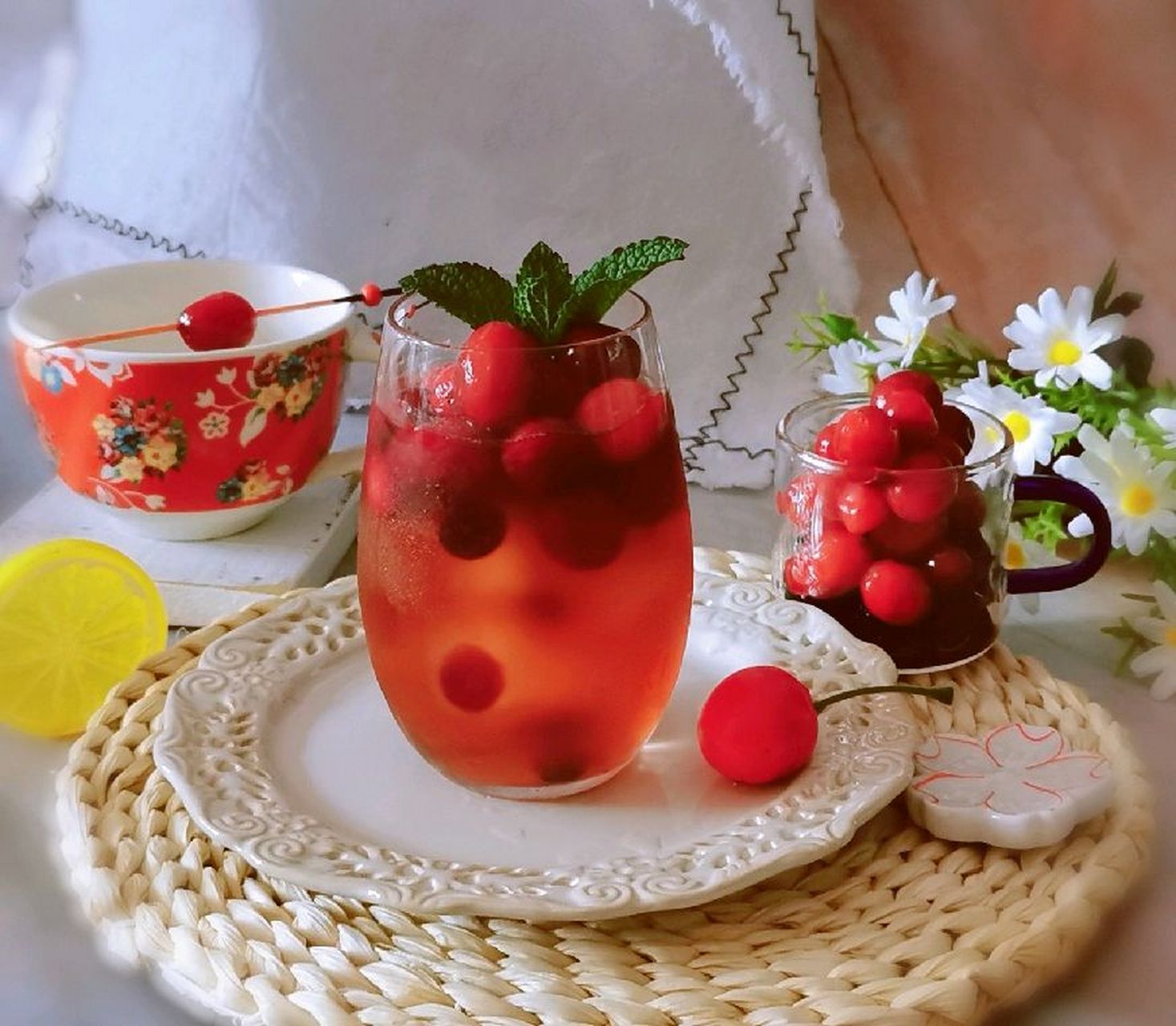 蔓越莓冰红茶 有着"北美红宝石"之称的美国蔓越莓,无论是冰冻的鲜果