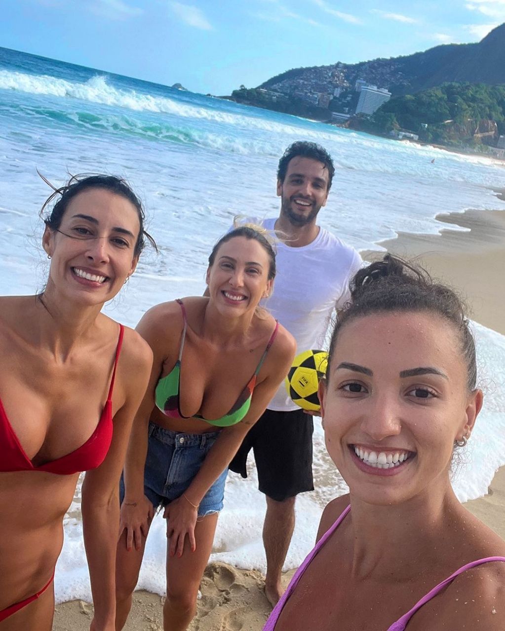 谢拉&加比两口子跟友人一起海边度假happy  绿bra的也认识吧  巴西