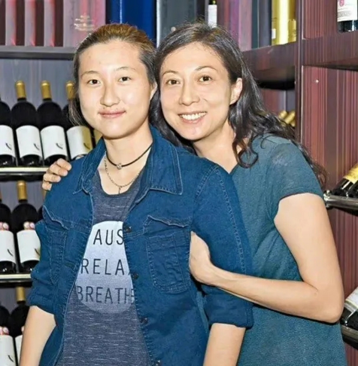 吴绮莉控诉"小龙女"的伴侣35岁的andi,称她让女儿吴卓林退学,把家里