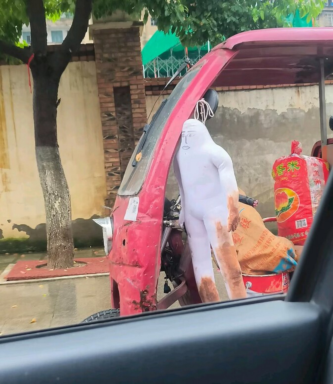 路上遇见的,这一排车每个车挂一个假人是什么意思啊?[什么鬼]