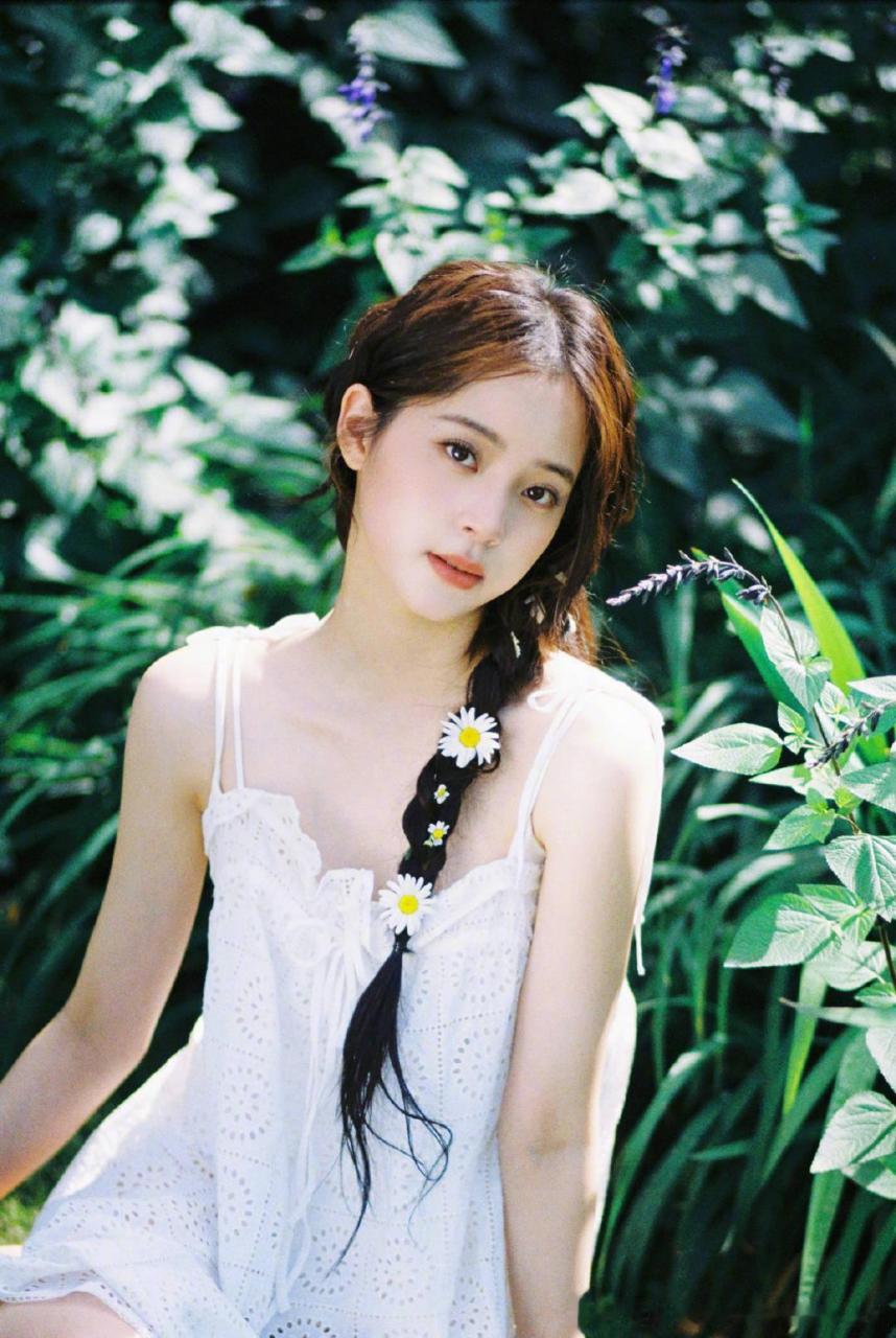 欧阳娜娜麻花辫造型随拍#  好美的花仙子!