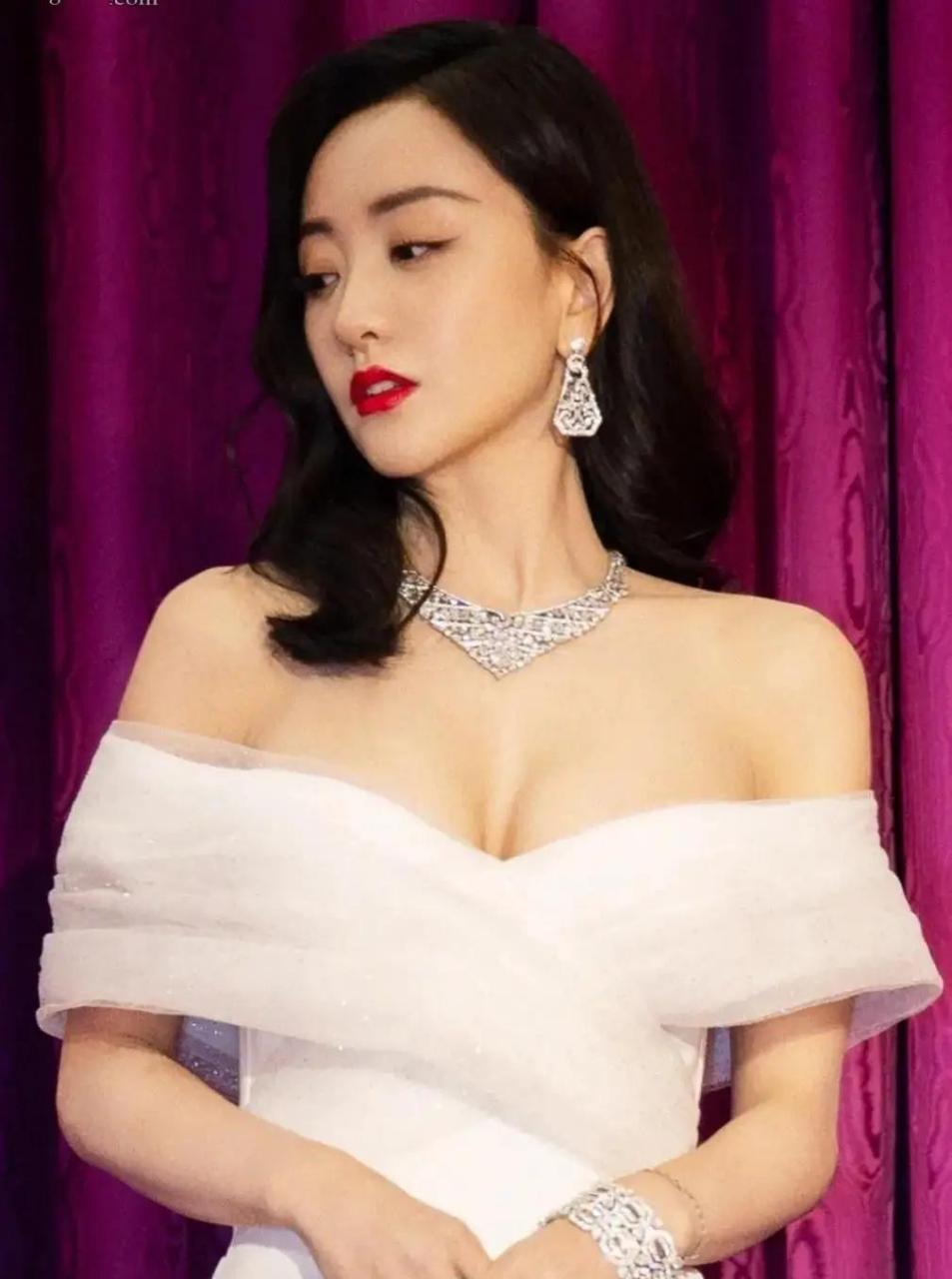 杨蓉白色抹胸礼服身材完美无瑕,气质优雅