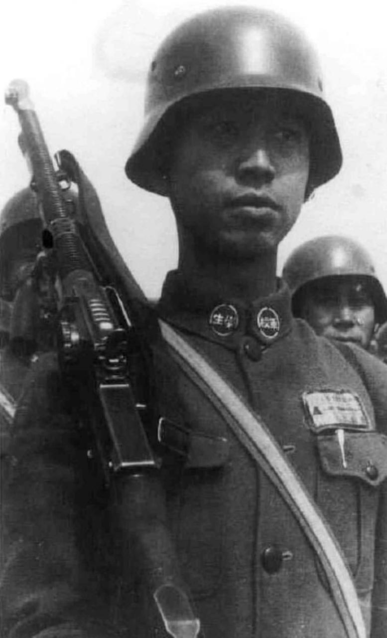 1937年,一名即将走上战场的黄埔军校学员,请注意,他的胸口的口袋里,别