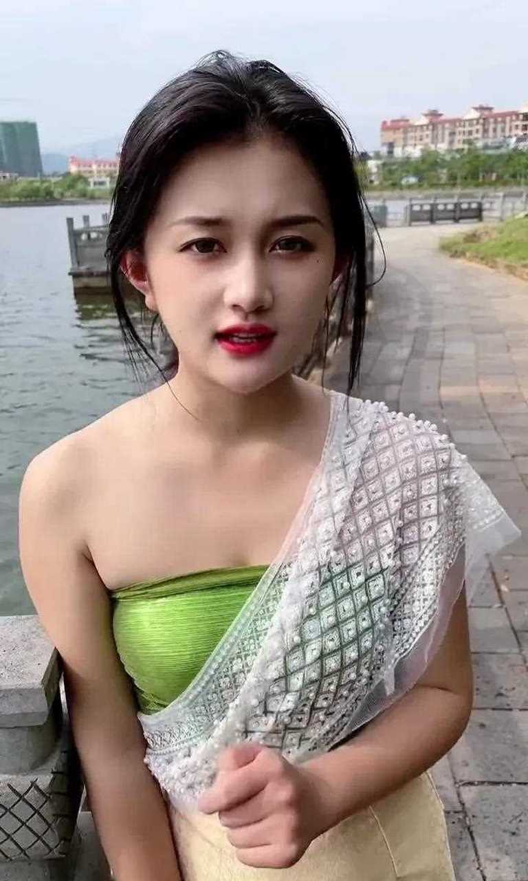 图说穿衣搭配缅甸小妹长的甜美可爱,穿着本国很有特色的服装,由于家乡