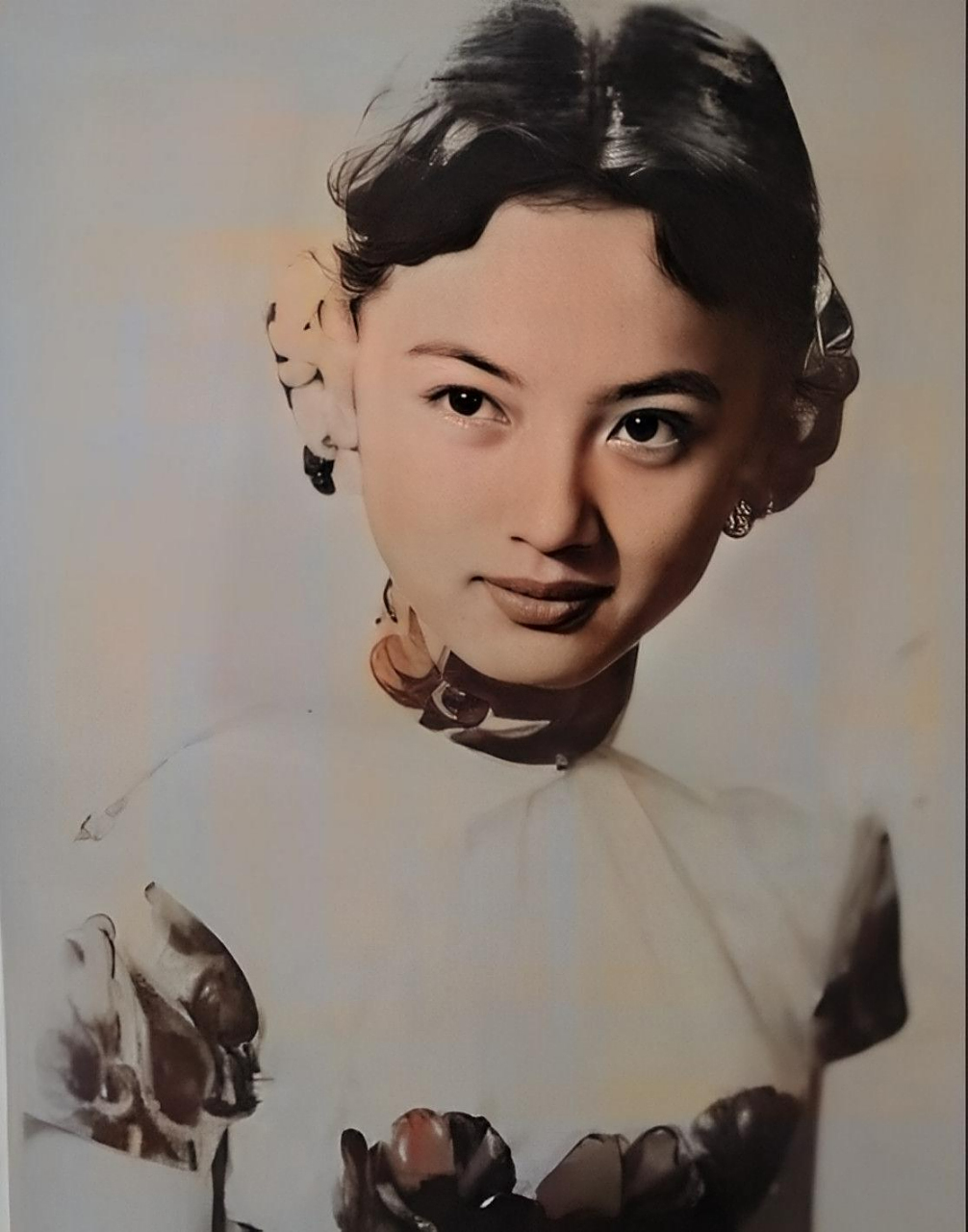 """  潘素出生在一个著名的家庭.