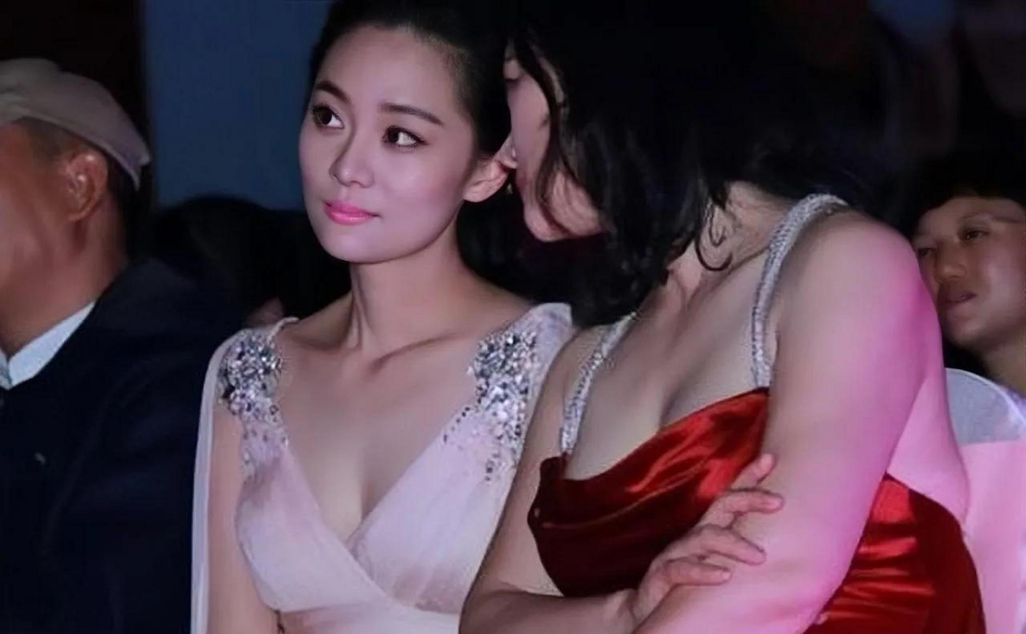 同为演员的女儿张楚楚,虽然名气不大,但身材气质和演技,还是得到了