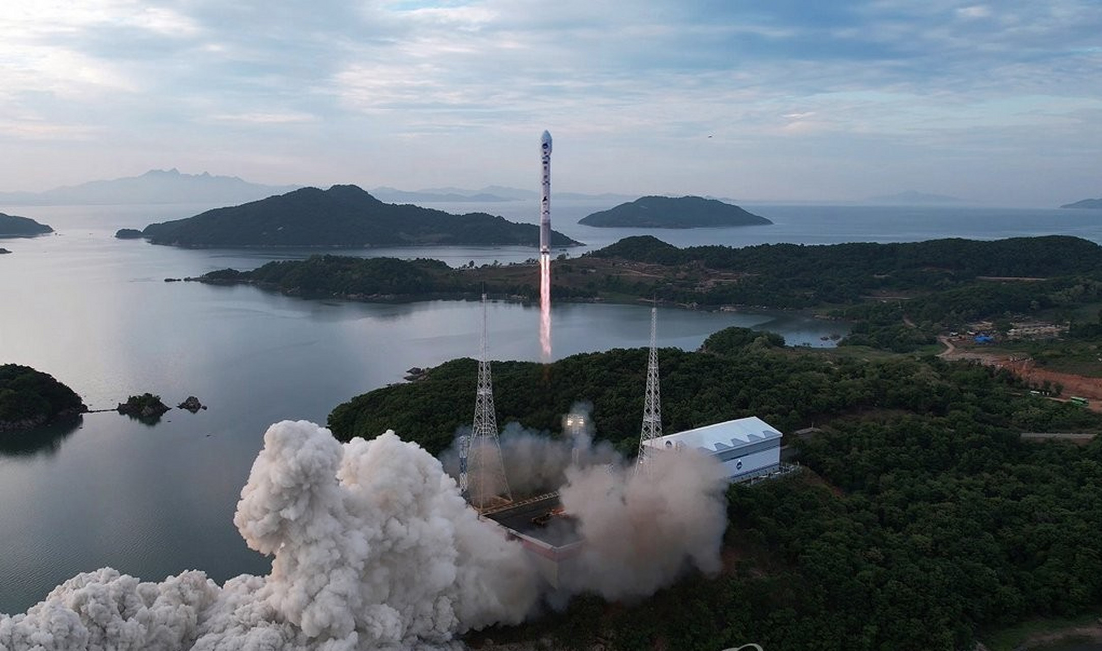 报道,朝鲜国家宇宙开发局当天凌晨在平安北道铁山郡的西海卫星发射场