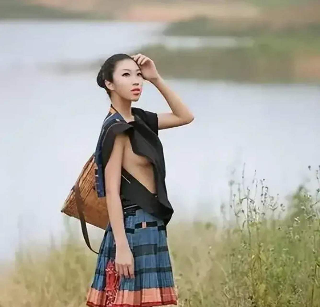 白裤瑶族女性至今不遮双乳,上身只穿两片布!