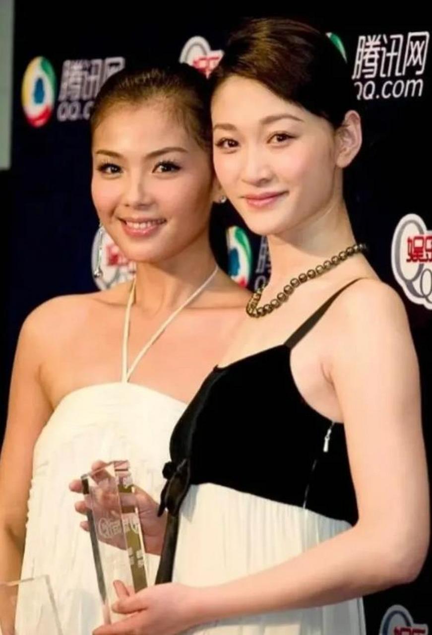 李小冉和刘涛站在一起,一个像大小姐,一个像小丫鬟,果然美女都是比