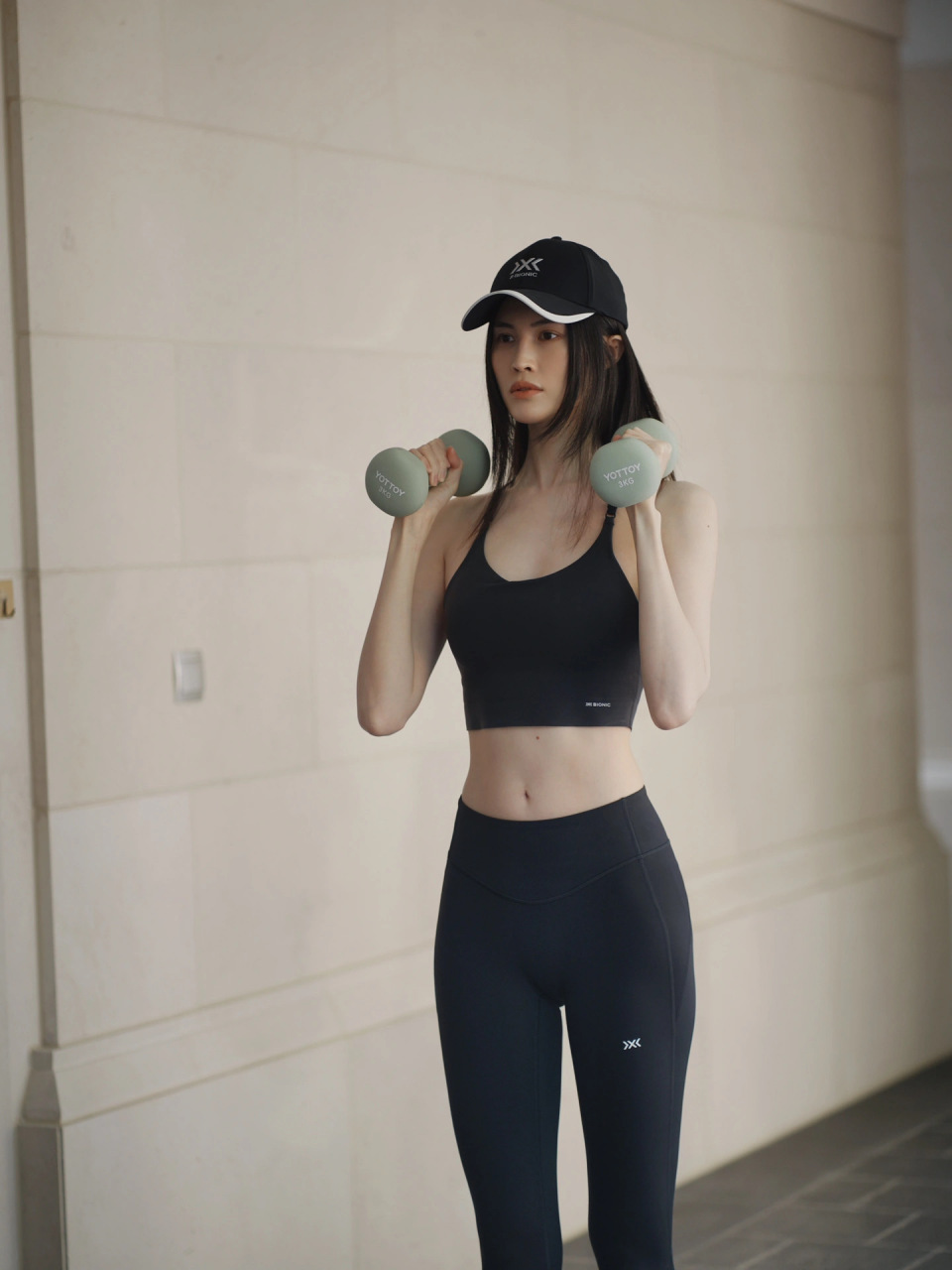 何穗练瑜伽随拍,身穿黑色修身瑜伽服,大秀修长的美腿和精致的锁骨,不