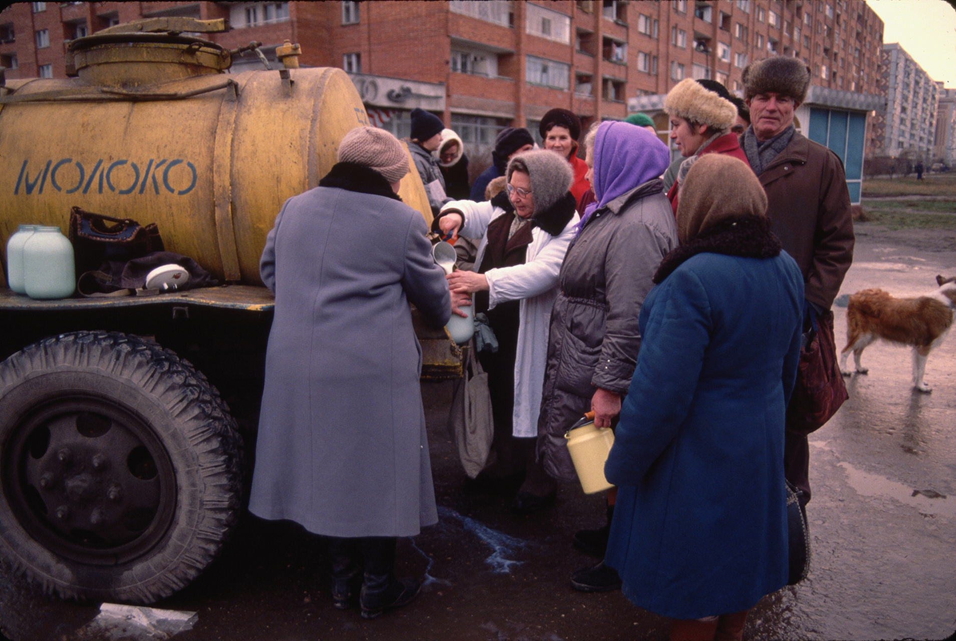混乱年代——90年代初的苏联 解体之前的苏联民众生活的非常苦 所以才