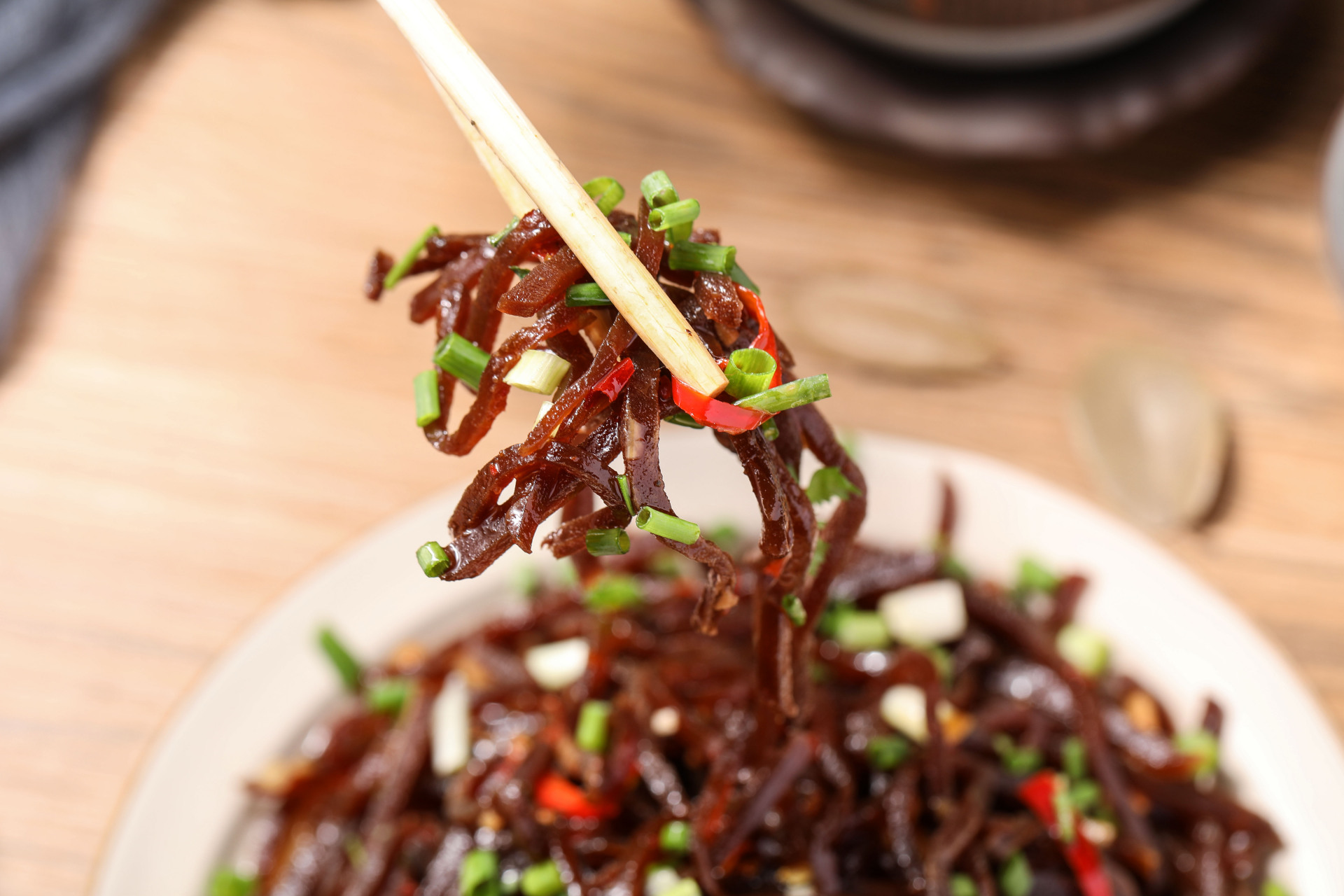 襄阳酒宴餐前,必定有几碟开胃小菜,其中孔明菜必不可少,孔明菜俗称"