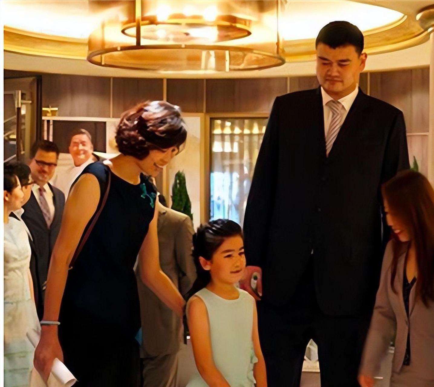 与妻子叶莉和女儿近况:41岁叶莉韵味十足,12岁女儿身高到姚明胸口!