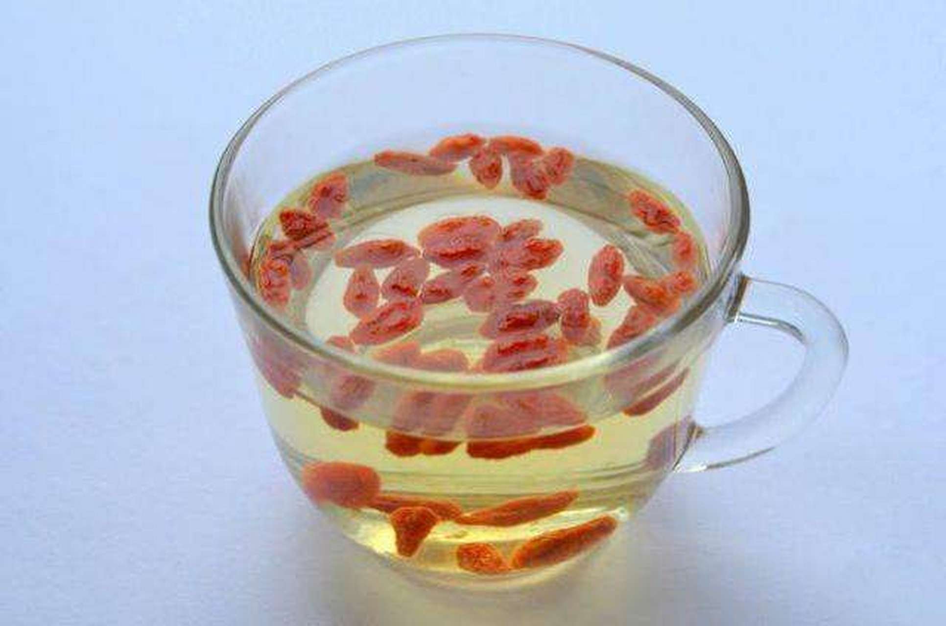 长期喝枸杞泡水,最后会怎么样?医生提醒:这6类人别"凑热闹"