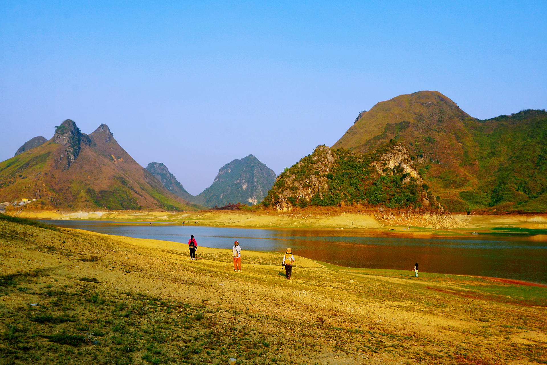 剑龙山位于广西崇左天等县,由于山脊犹如剑龙的背脊,所以称为剑龙山,
