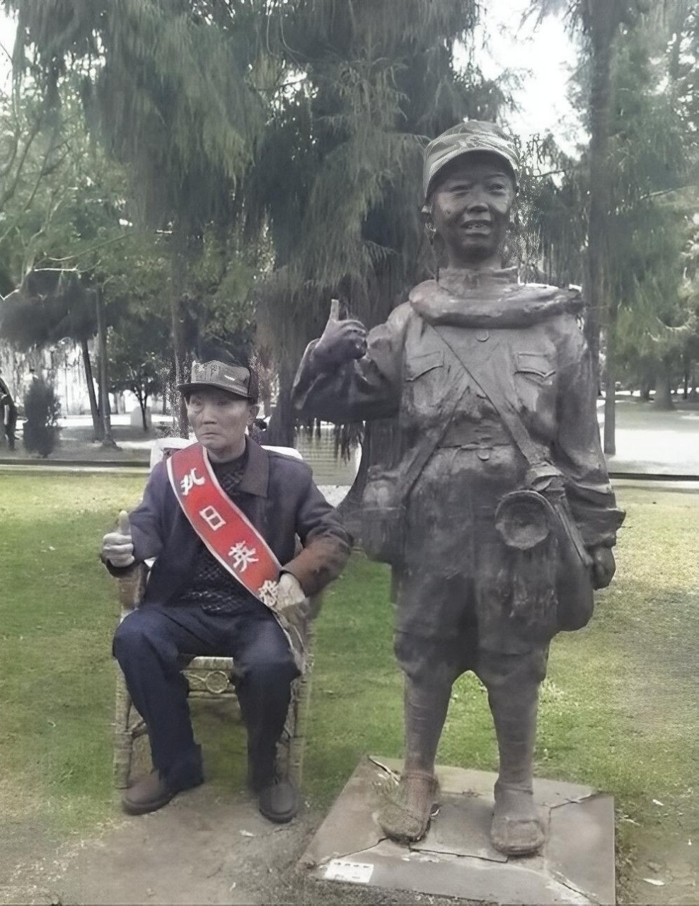 " 2014年8月,83岁的陈友礼收到远征军童兵的照片,不禁潸然泪下.