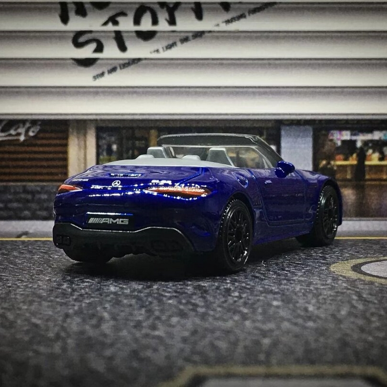 这款火柴盒奔驰 sl63 amg 性能车拥有精美的细节与强大的性能,让人