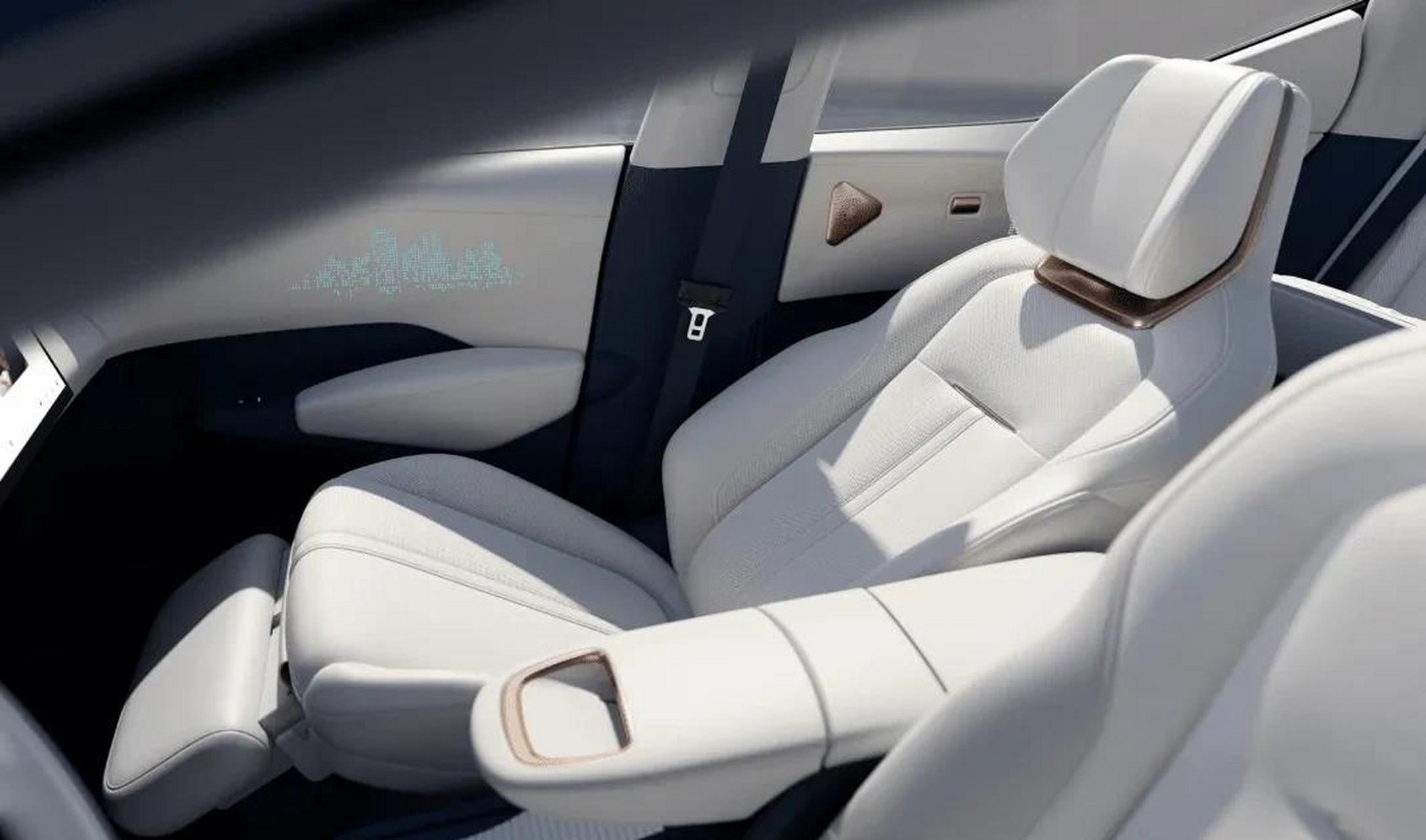 智己ls7和极氪x都有零重力座椅,但也有高低之分 极氪刚刚出了个极氪x