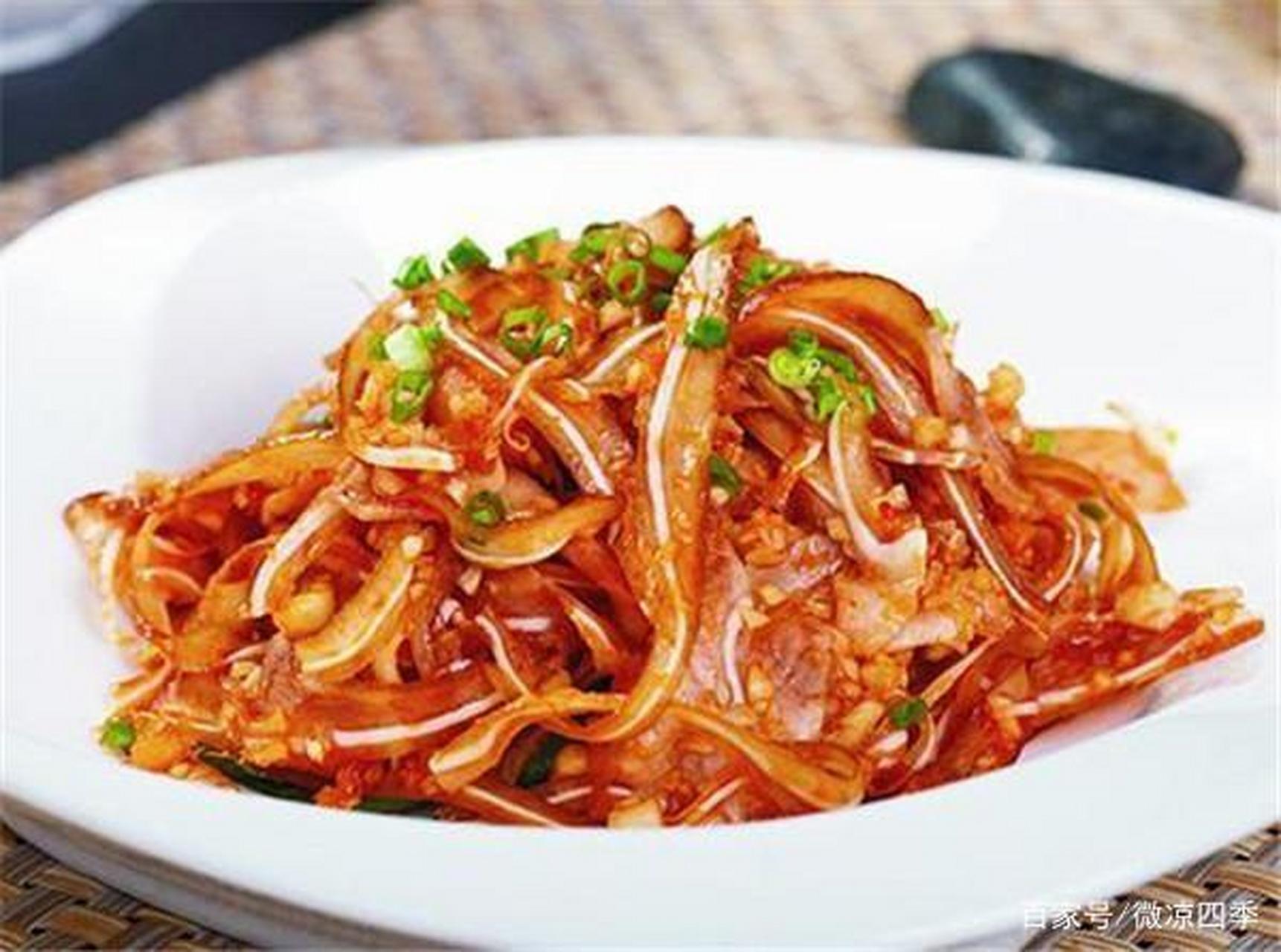 凉拌菜,是将初步加工和掉水后的原料,添加红油等配料制作而成的美味