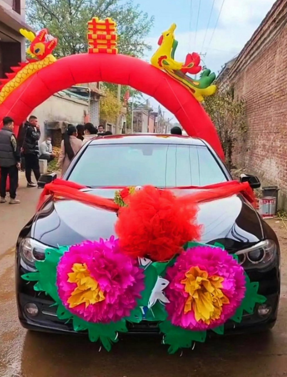 这婚车扎的花真是够好看的[捂脸]