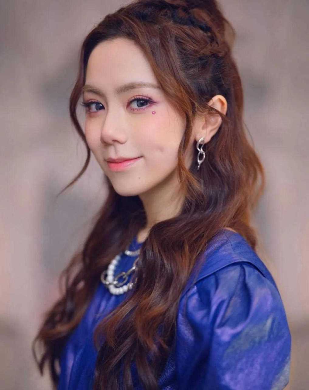 邓紫棋晒元旦跨年晚会造型,蓝色设计感皮衣套装配上白色厚底短靴,帅气