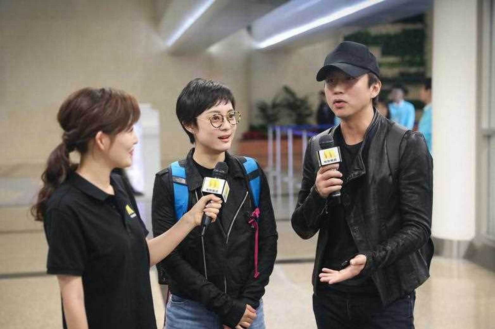 邓超孙俪一起现身机场,准备参加23号的金鸡奖闭幕式颁奖典礼.