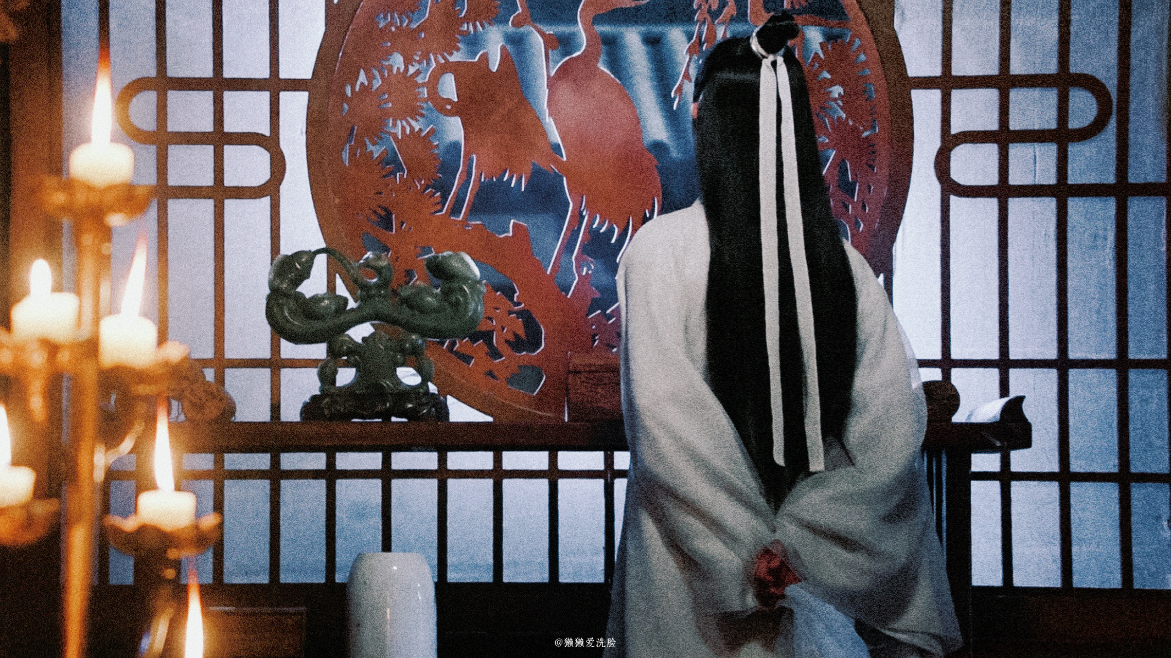 一些夜深时分的独自怀念,之前只顾着看时影的背影了,这次才发现他面前