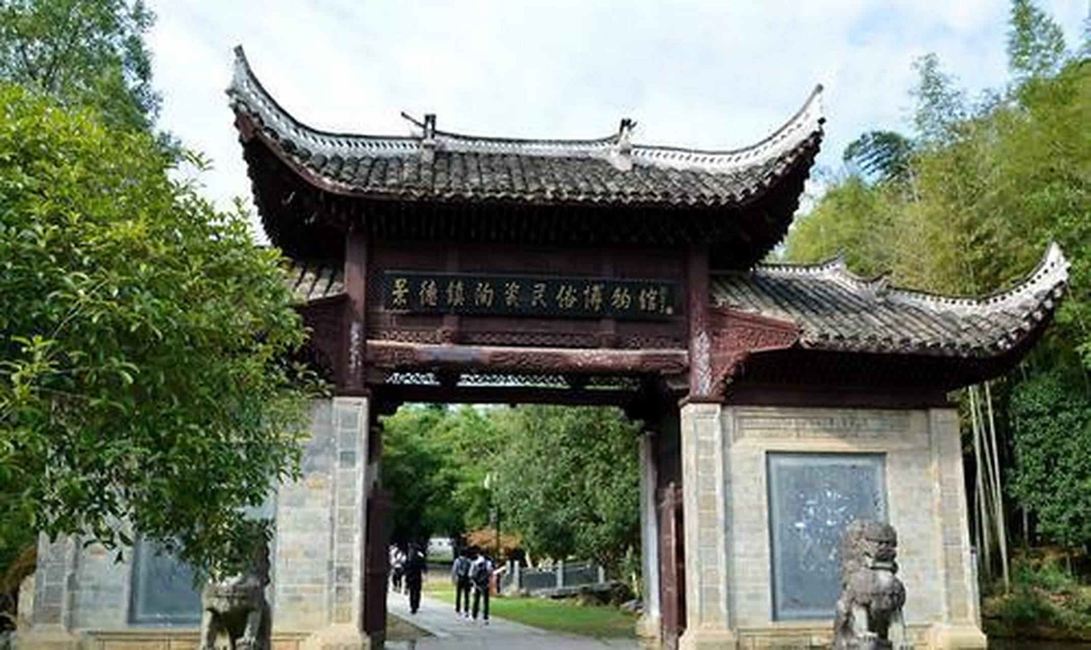 江景德镇号称瓷都,古称浮梁,这里可谓是天下名瓷的摇篮,在历代制瓷